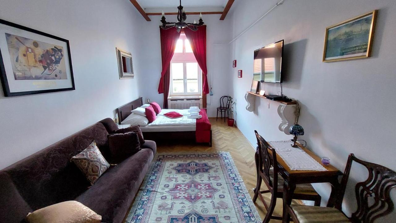 Classical Budapest Apartment In The Old Pest מראה חיצוני תמונה