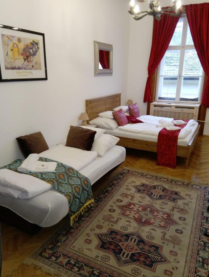 Classical Budapest Apartment In The Old Pest מראה חיצוני תמונה